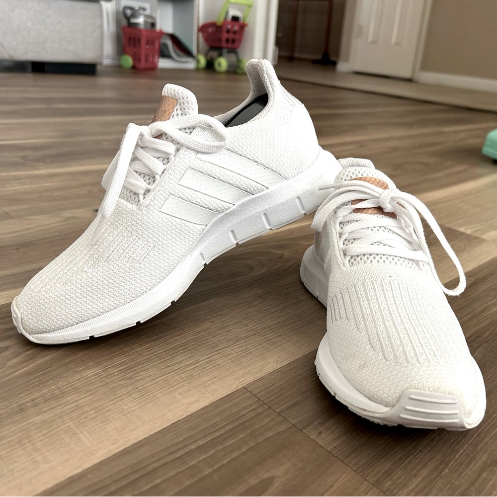 Women’s Adidas Swift Run Sneaker white size 6